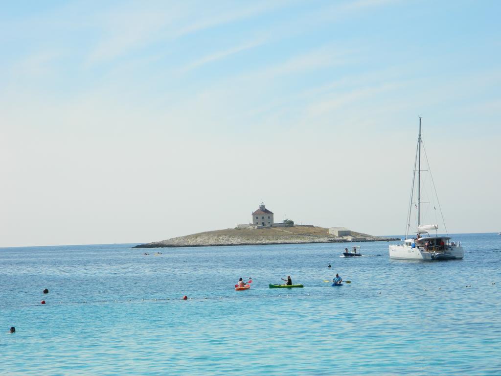 חוואר Seaview Guesthouse - Zf Hvar מראה חיצוני תמונה